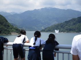 月山湖大噴水を眺望