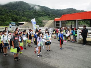 洪水吐で寒河江ダム建設の目的からダムの役割を説明