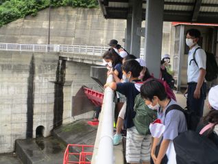 洪水吐の高さと月山湖の大きさを体感