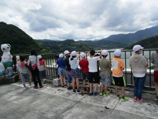 展望台からダム湖と洪水吐を眺望