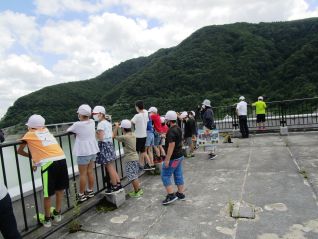 展望台からダム湖と洪水吐を眺望