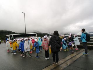 小雨の中、洪水吐での見学です