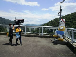 月山湖大噴水をみながら昼食