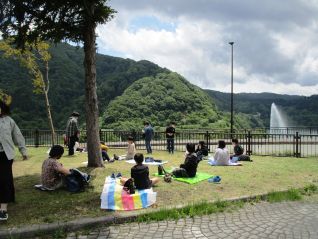 月山湖大噴水をみながら昼食