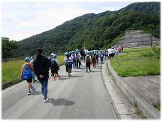 堤体を歩く小学生