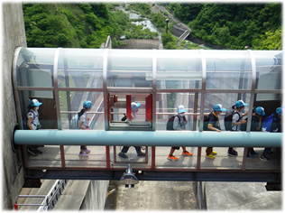 管理橋を渡る小学生