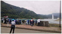 月山湖大噴水を眺める