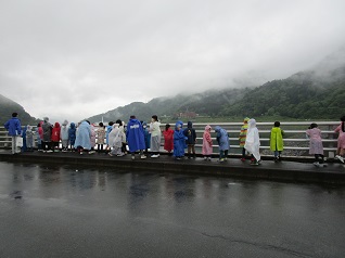 月山湖大噴水を眺望