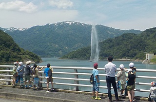 月山湖大噴水を眺望