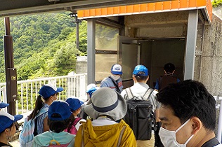 寒河江ダムのゲート室へ