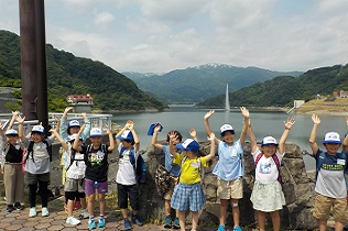 月山湖大噴水ポーズ