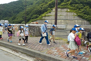 寒河江ダムの堤頂を歩く