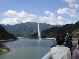 月山湖大噴水を眺望