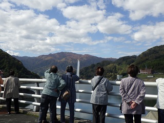 月山湖大噴水を眺望