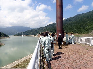 月山湖大噴水を眺望