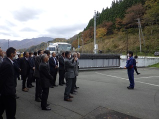 事務所前で挨拶