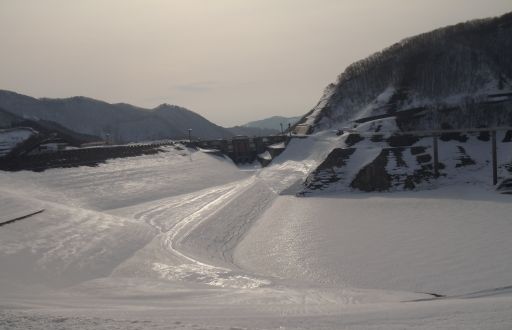 平成24年3月23日の湖面状況(ダム管理用通路(事務所付近)からダム堤体を望む)