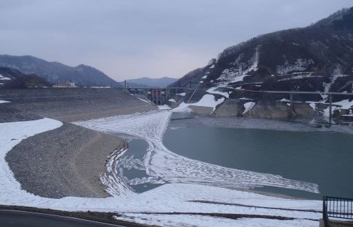 平成24年4月26日の湖面状況(ダム管理用通路(事務所付近)からダム堤体を望む)