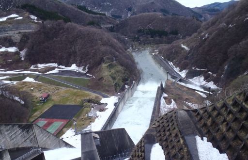 平成24年5月4日の放流状況《午前10:00 放流量約200m³ / s》(ダム管理用通路右岸側(洪水吐の上面)から放流設備下流を望む)