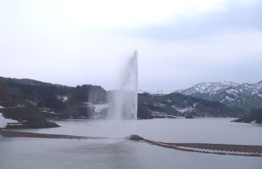 平成24年5月8日の寒河江ダム月山湖大噴水の状況(ダム展望台からダム湖面を望む)