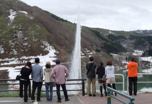 平成24年5月4日の寒河江ダム月山湖大噴水の状況(展望広場からダム湖面を望む