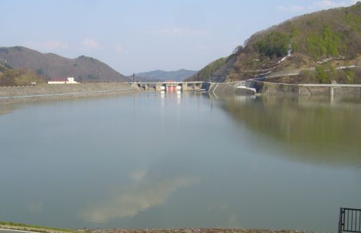 平成24年5月7日の寒河江ダム月山湖湖面と周辺の状況(ダム管理用通路(事務所付近)からダム堤体を望む)