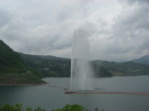 月山湖大噴水(平成24年6月1日)