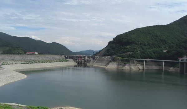 平成24年8月30日の寒河江ダム月山湖湖面と周辺の状況(ダム管理用通路(事務所付近)からダム堤体を望む)