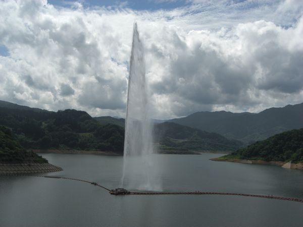 平成24年8月30日の月山湖大噴水とダム湖周辺の状況(展望台からダム湖上流部を望む)