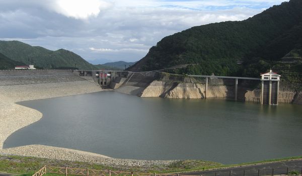 平成24年10月2日の寒河江ダム月山湖湖面と周辺の状況 (ダム管理用通路(事務所付近)からダム堤体を望む)