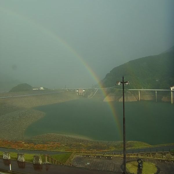 平成24年9月11日の寒河江ダム月山湖湖面と周辺の状況(降雨で虹が見えました)