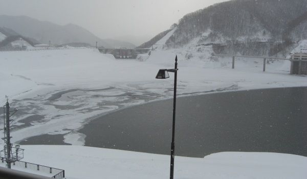 平成25年01月07日 寒河江ダム月山湖湖面と周辺の状況(事務所付近からダム堤体を望む)