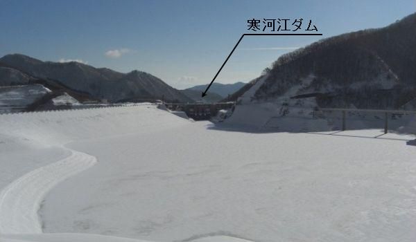 平成25年1月23日 寒河江ダム月山湖湖面と周辺の状況(事務所付近からダム堤体を望む)