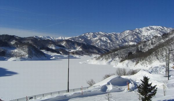 平成25年1月23日 寒河江ダム月山湖湖面と周辺の状況(事務所からダム湖上流部を望む)