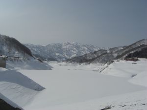 平成25年2月27日寒河江ダム月山湖湖面と周辺の状況(ダム堤体天端より上流側を望む)