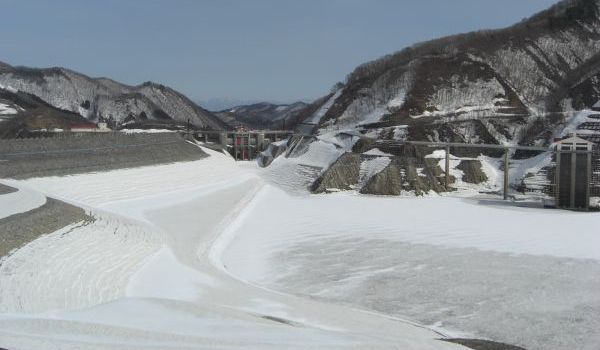 平成25年3月22日 寒河江ダム月山湖湖面と周辺の状況 (事務所付近からダム堤体を望む)