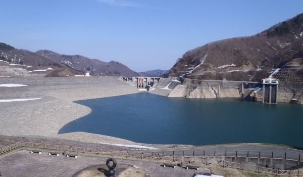 平成25年4月25日 寒河江ダム月山湖湖面と周辺状況 (事務所付近からダム堤体を望む)