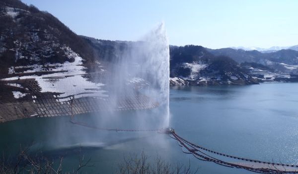 平成25年4月25日 寒河江ダム月山湖大噴水の試運転 (展望広場からダム湖面を望む)