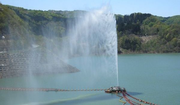 平成25年5月17日の月山湖大噴水 (ダム管理用通路からダム湖上流部を望む)