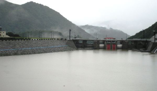 平成25年7月18日の寒河江ダムの状況 (ダム管理用通路からダム堤体を望む)