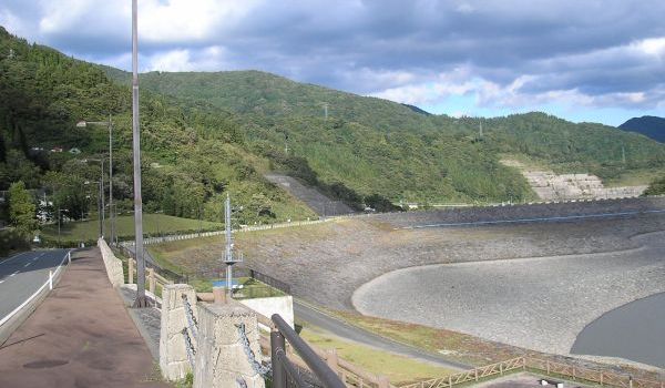 平成25年9月27日のダム湖周辺の山々の緑の状況 (ダム管理用通路からダム下流方面の山々を望む)