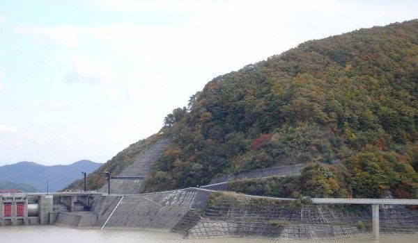 平成25年10月28日の寒河江ダムの状況 (ダム管理用通路から右岸を望む)