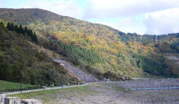 平成25年10月28日のダム湖周辺の山々の紅葉の状況 (ダム管理用通路からダム左岸下流方面の山々を望む)