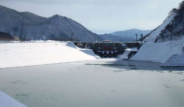 平成26年1月15日の寒河江ダムの状況 (ダム管理用通路からダム堤体を望む)