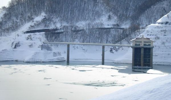 平成26年1月15日の寒河江ダムの状況 (ダム管理用通路から取水設備を望む)