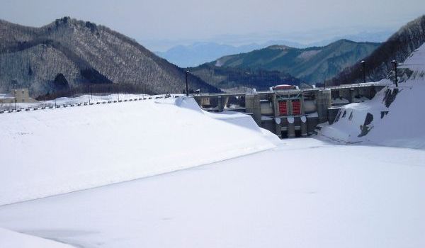 平成26年2月12日の寒河江ダムの状況 (ダム管理用通路からダム堤体を望む)