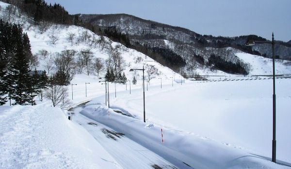 平成26年2月12日の寒河江ダムの状況 (事務所付近からダム下流方面の山々を望む)