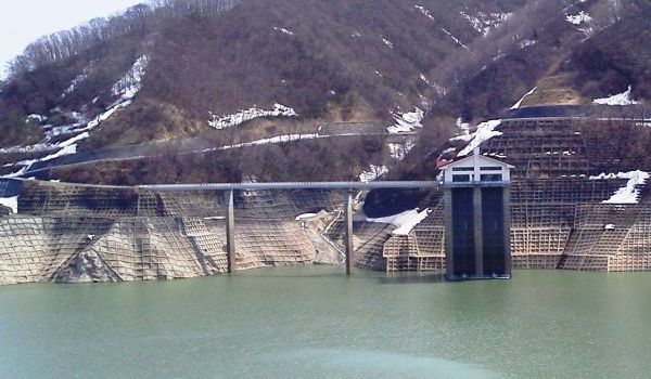 平成26年4月15日の寒河江ダムの状況 (ダム管理用通路から取水設備を望む)