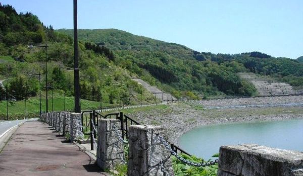 平成26年5月19日のダム湖周辺の山々の緑の状況 (ダム管理用通路からダム下流方面の山々を望む)