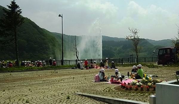 小学生の皆さんと月山湖大噴水